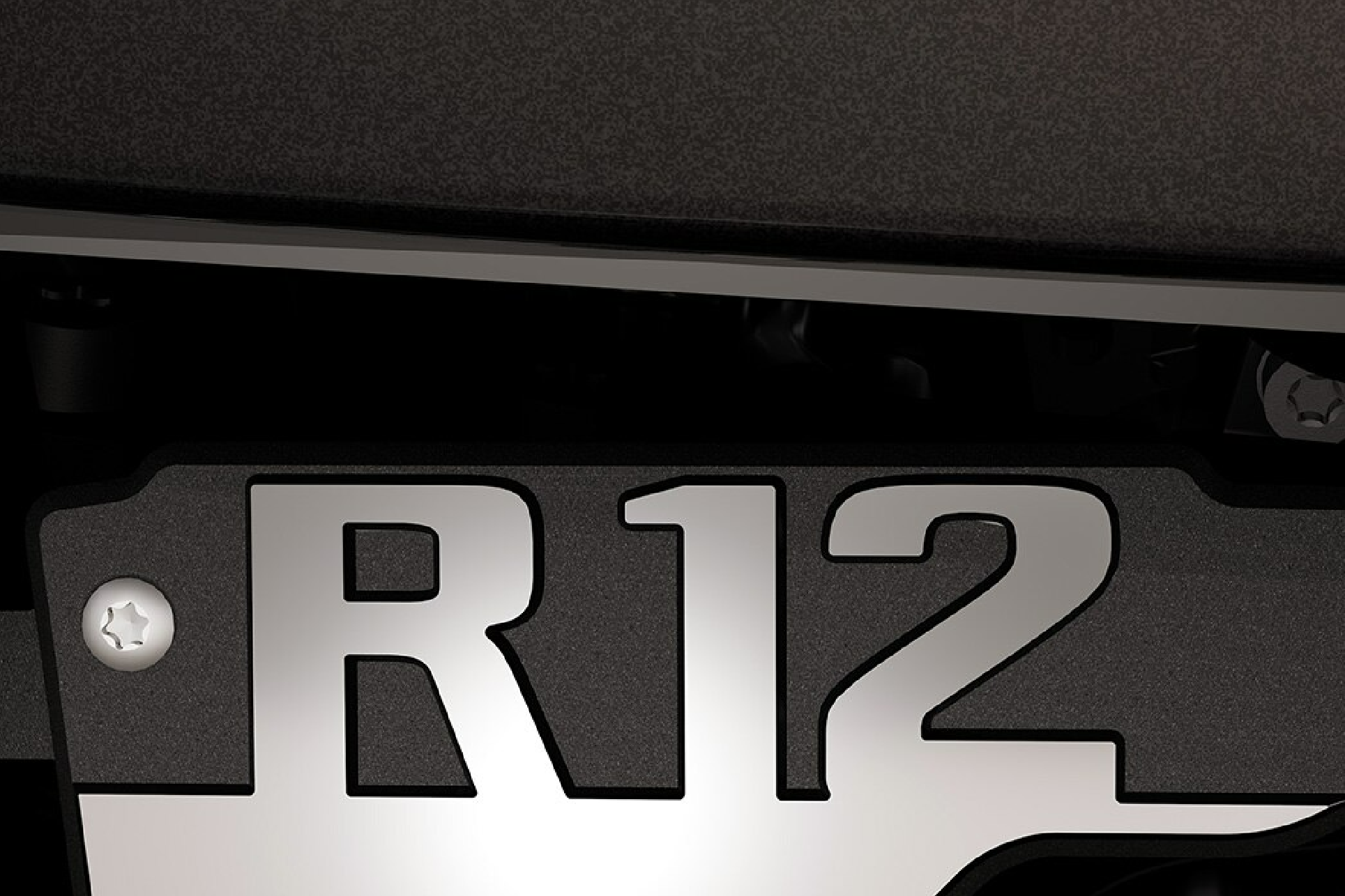 Detaje elegante: pllakë kromi me numër VIN.