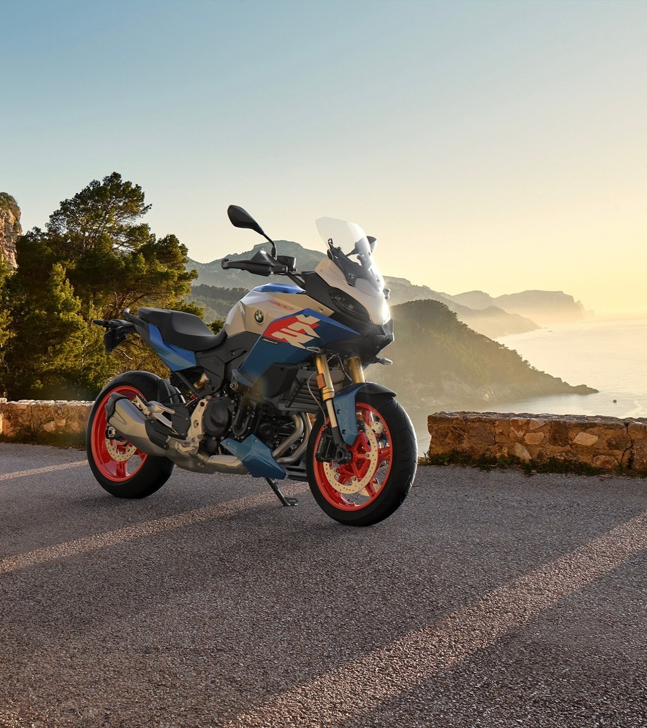 BMW F 900 XR është krijuar për distanca të gjata, kthesa dhe atë ndjesinë kur çdo kilometër të kërkon edhe pak më shumë.
